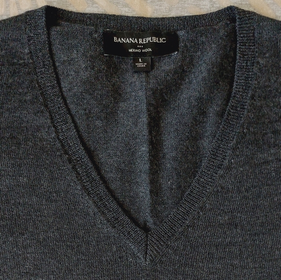 Banana Republic merino wool V- neck sweater size L. - Picture 2 of 9